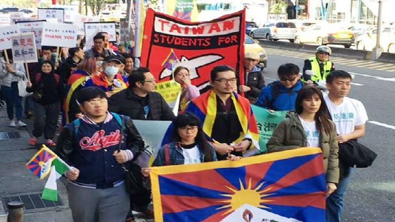 西藏抗暴日59周年遊行登場 近200位流亡藏人參與 