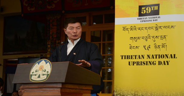 2018年3月10日，司政洛桑森格在西藏人民抗暴日五十九週年，於印度達蘭薩拉藏傳佛教主寺舉行官方紀念活動上發言。攝影：瓊尼桑波（Chonyi Sangpo）