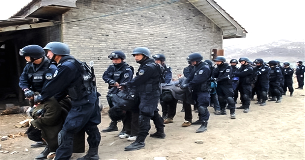 中共警察正在带走无辜的西藏人照片：国际西藏邮报
