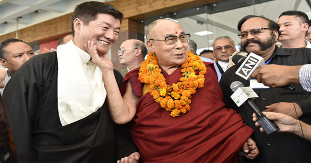 司政洛桑森格正在迎接西藏精神领袖达赖喇嘛尊者
