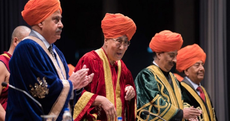 尊者达赖喇嘛和印度教授。照片：达赖喇嘛网站