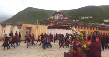 甘孜州石渠县年幼僧人于7月10日被强行脱去僧服逐出寺院时（受访人提供/视频截图）