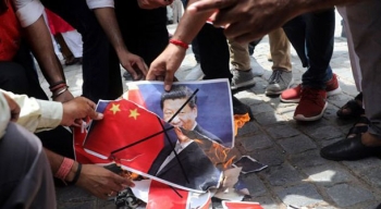7月4日，印度抗议者在中国禁止印度朝圣者前往西藏后，灌输了中国国旗和首都新德里领导人的头号。 BBC照片
