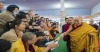 达赖喇嘛在菩提伽耶法会场地向华人信众致意.照片：罗桑次仁